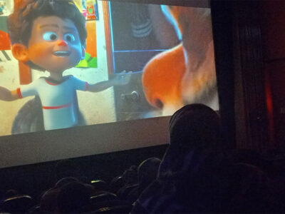 «بچه زرنگ» میزبان کودکان کم‌برخوردار شد/تجربه اولین ورود به سینما